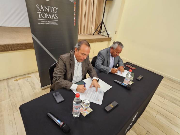 /santo-tomas-firma-convenio-con-municipalidad-de-copiapo