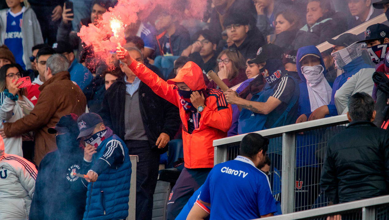 /barristas-de-la-u-protagonizan-incidentes-y-provocan-suspension-del-clasico-universitario