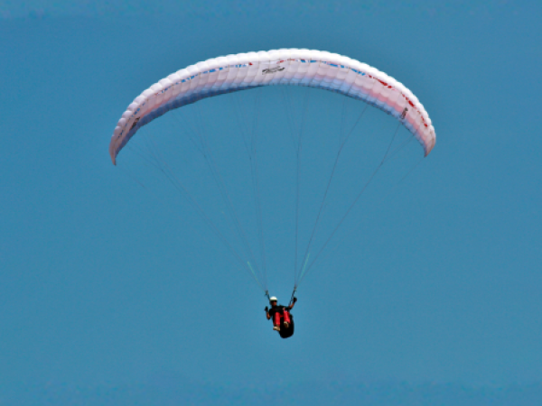 Parapentista en riesgo vital tras caer mientras volaba por cerro de Temuco