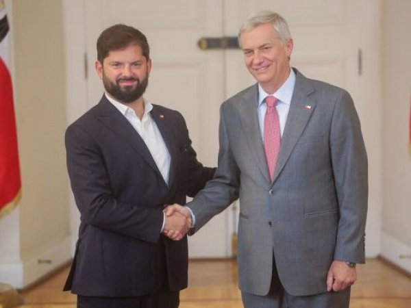 Chilenos optimistas con el próximo gobierno mientras Boric mejora sus números de aprobación