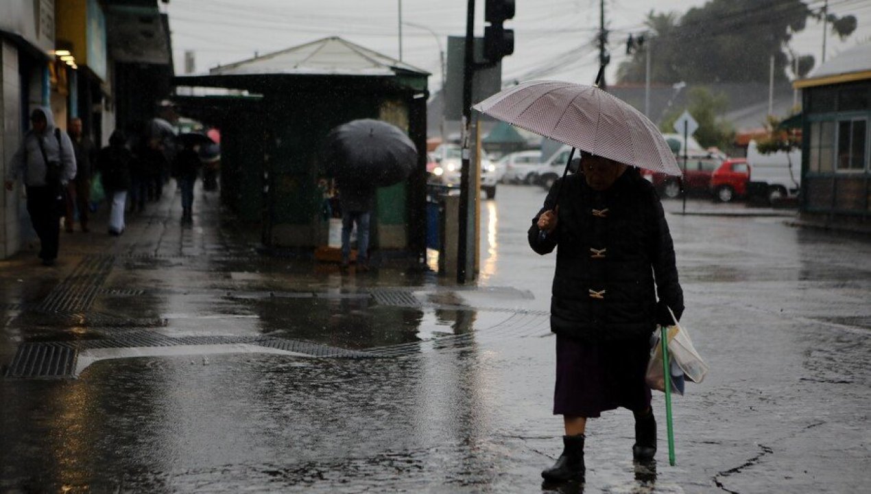 /regionales/dmc-emite-aviso-por-lluvias-y-fuertes-vientos-en-nueve-regiones-del-pais